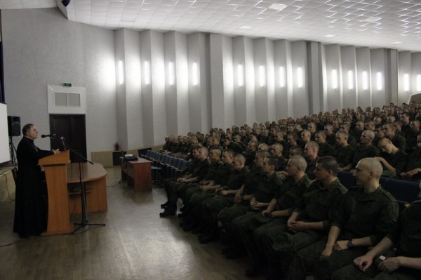СВЯЩЕННИК ОКОРМЛЯЕТ 72-Й ГВАРДЕЙСКИЙ ОУЦ (ПЕЧИ)